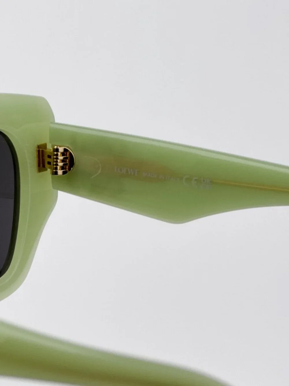 LOEWE LW40129U 95A LIGHT GREEN SQUARE SUNGLASSES